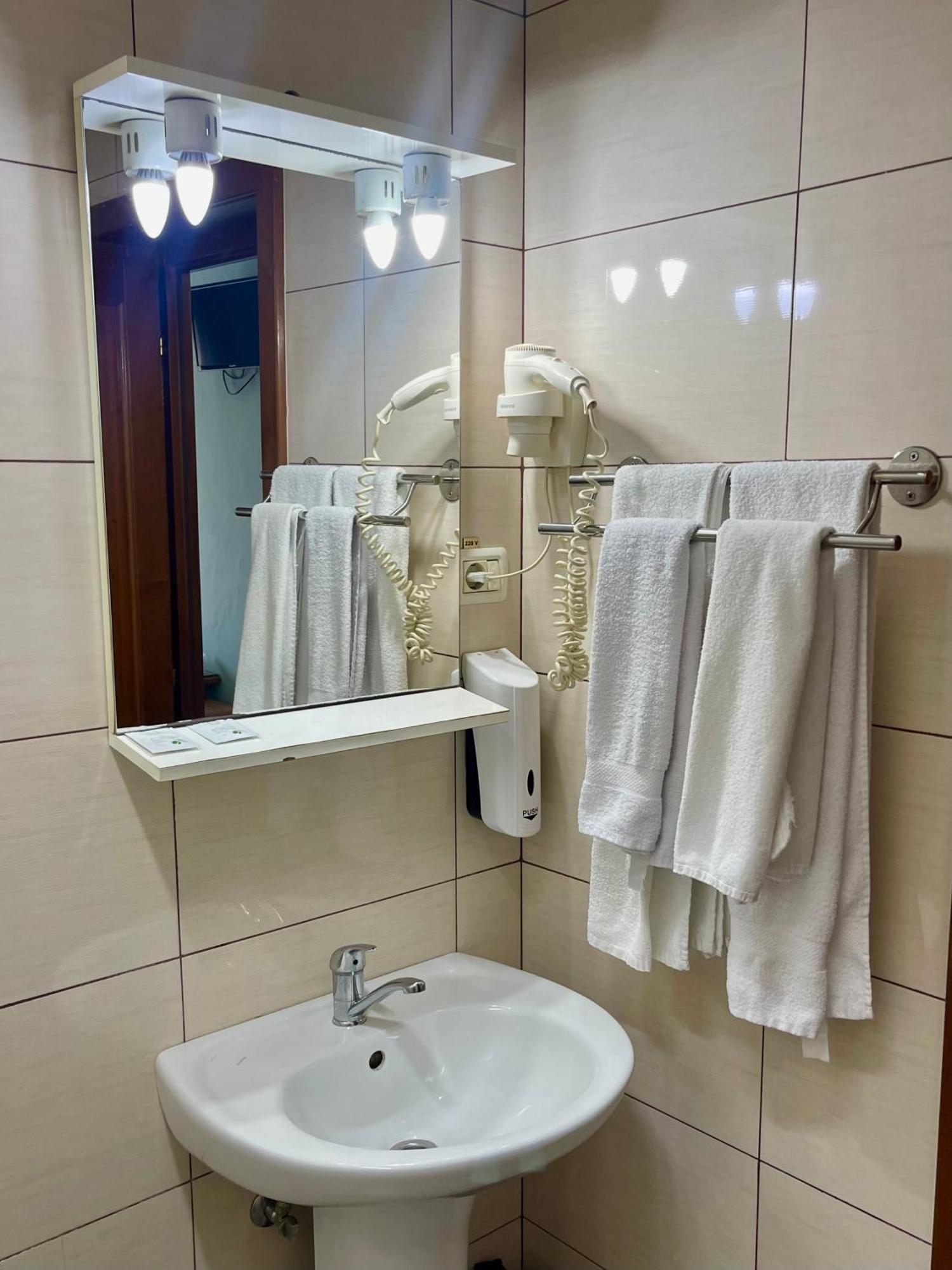Hotel Lucy Star Cluj-Napoca Buitenkant foto