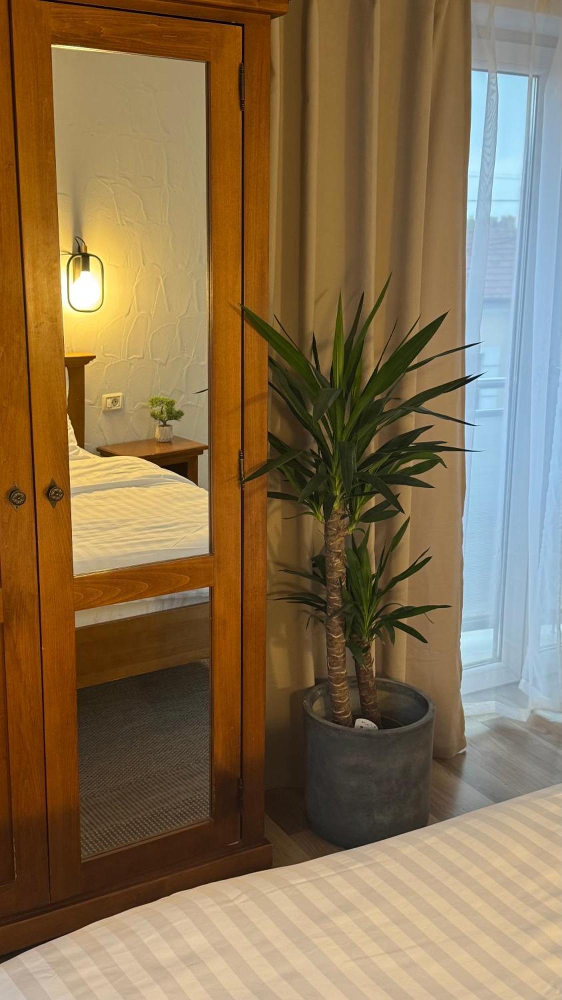 Hotel Lucy Star Cluj-Napoca Buitenkant foto